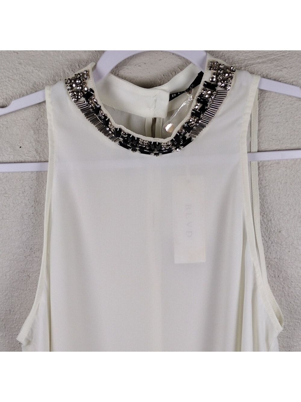 BLVD White Two Button Keyhole Jewel Embellished Collar Sleeveless High Low Top - Picture 2 of 13